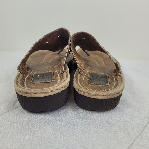 Clarks Artisan gold metallic leather thong sandals studs boho vacation edgy 9.5 - Picture 4 of 11